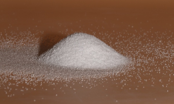 如何進行白剛玉噴砂的現(xiàn)場管理與控制？